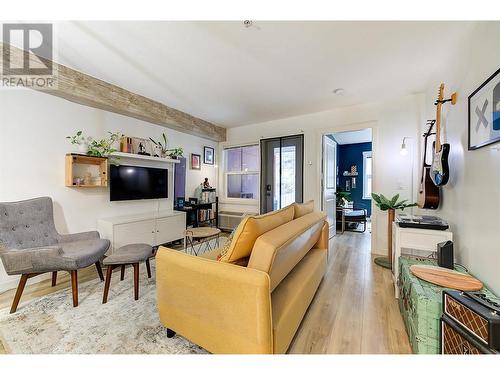 1481 Glenmore Road N Unit# 210, Kelowna, BC - Indoor Photo Showing Living Room