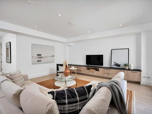 34 Edgecroft Rd, Toronto, ON - Indoor Photo Showing Living Room