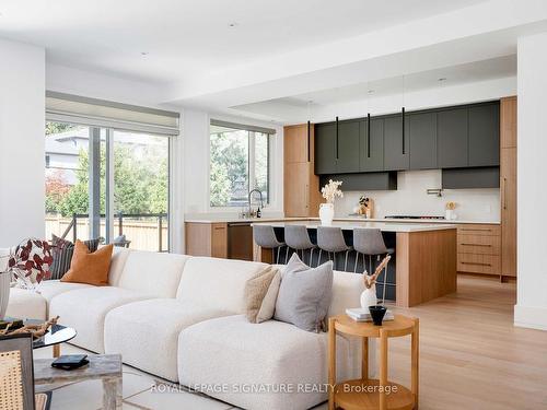 34 Edgecroft Rd, Toronto, ON - Indoor Photo Showing Living Room