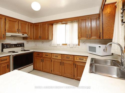 570 Louis Dr, Mississauga, ON - Indoor Photo Showing Kitchen With Double Sink