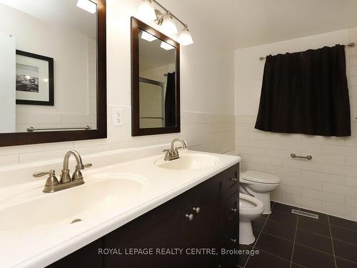 570 Louis Dr, Mississauga, ON - Indoor Photo Showing Bathroom