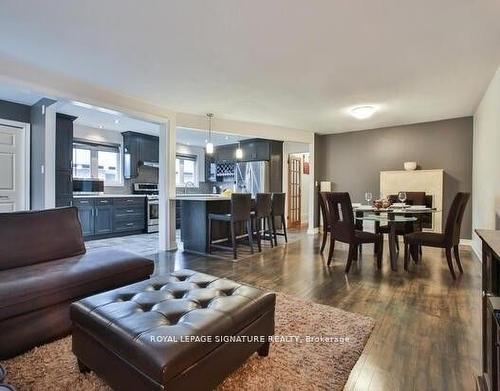 Upper-943 Blairholme Ave, Mississauga, ON - Indoor Photo Showing Living Room