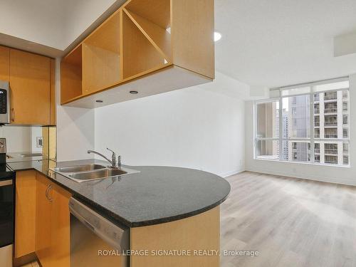 2611-4090 Living Arts Dr, Mississauga, ON - Indoor Photo Showing Kitchen With Double Sink