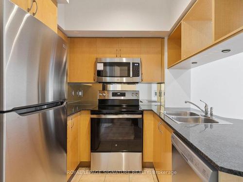 2611-4090 Living Arts Dr, Mississauga, ON - Indoor Photo Showing Kitchen With Double Sink