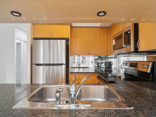 2611-4090 Living Arts Dr, Mississauga, ON - Indoor Photo Showing Kitchen With Double Sink