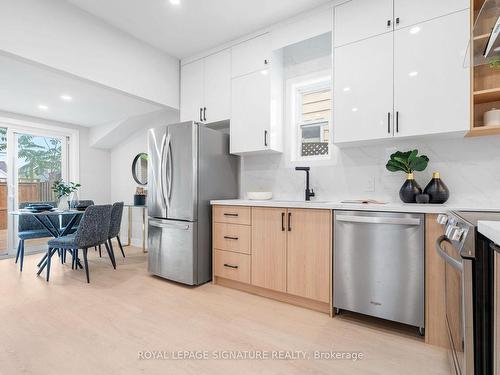 207 Kensington Ave N, Hamilton, ON - Indoor Photo Showing Kitchen