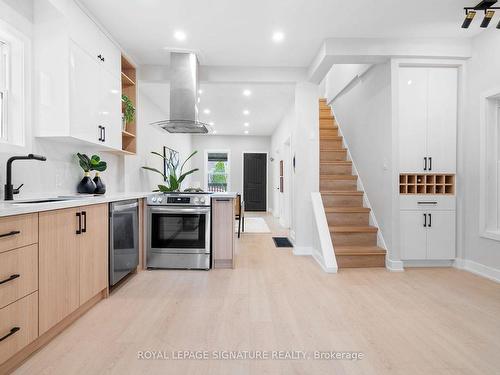 207 Kensington Ave N, Hamilton, ON - Indoor Photo Showing Kitchen With Upgraded Kitchen