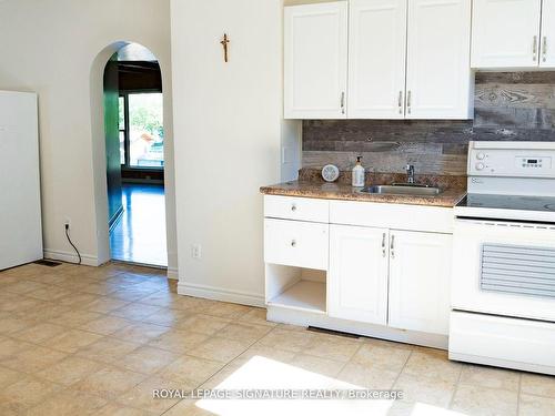 93 Melbourne St W, Kawartha Lakes, ON - Indoor Photo Showing Kitchen