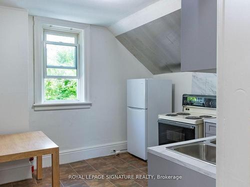 93 Melbourne St W, Kawartha Lakes, ON - Indoor Photo Showing Kitchen