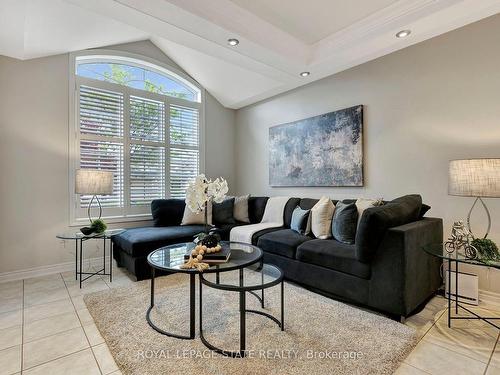 162 Silverlace Circ, Hamilton, ON - Indoor Photo Showing Living Room