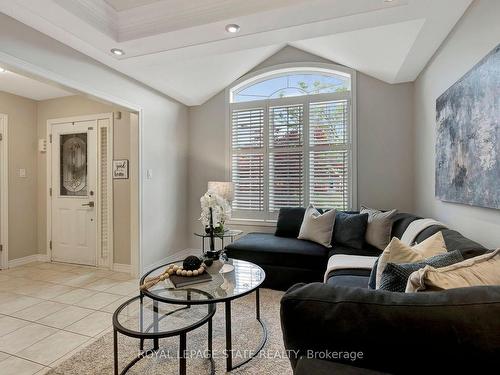 162 Silverlace Circ, Hamilton, ON - Indoor Photo Showing Living Room