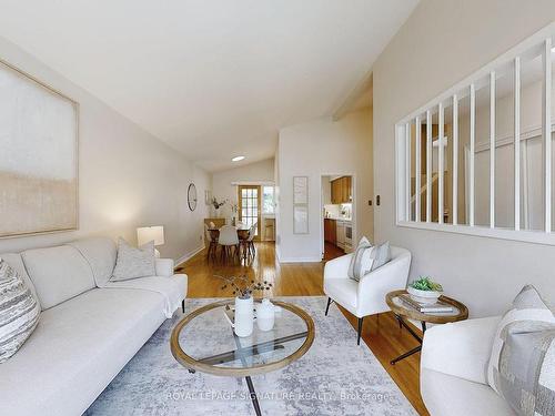 14 Linville Rd W, Toronto, ON - Indoor Photo Showing Living Room