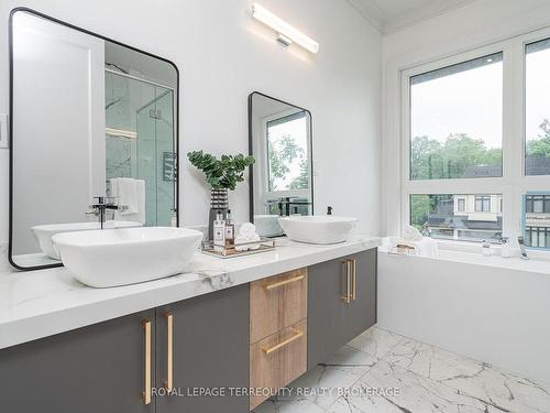 45 Seaton Dr, Aurora, ON - Indoor Photo Showing Bathroom