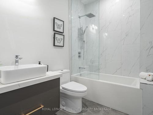 45 Seaton Dr, Aurora, ON - Indoor Photo Showing Bathroom