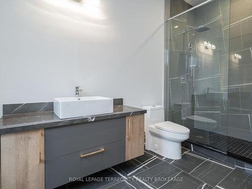 45 Seaton Dr, Aurora, ON - Indoor Photo Showing Bathroom