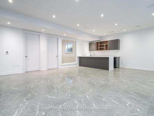 45 Seaton Dr, Aurora, ON - Indoor Photo Showing Kitchen