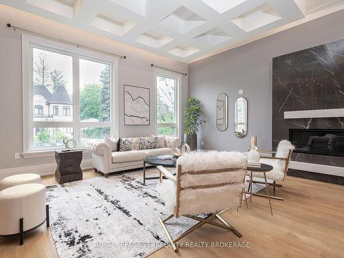 45 Seaton Dr, Aurora, ON - Indoor Photo Showing Living Room