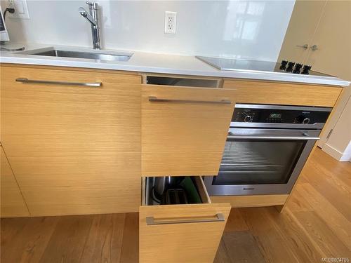 320-1610 Store St, Victoria, BC - Indoor Photo Showing Kitchen