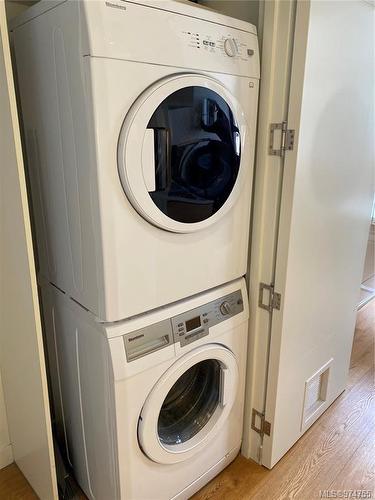 320-1610 Store St, Victoria, BC - Indoor Photo Showing Laundry Room