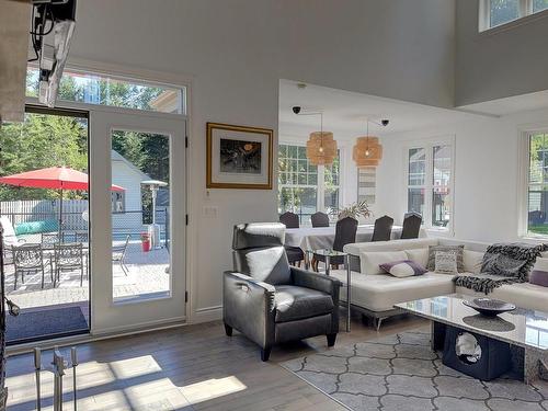 Vue d'ensemble - 19 Av. Des Buses, Saint-Sauveur, QC - Indoor Photo Showing Living Room