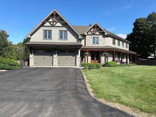 Garage - 19 Av. Des Buses, Saint-Sauveur, QC - Outdoor With Facade