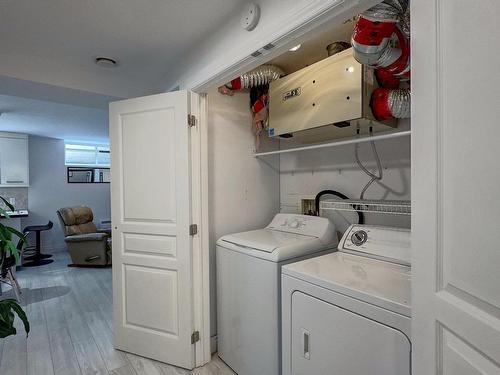 Salle de lavage - 19 Av. Des Buses, Saint-Sauveur, QC - Indoor Photo Showing Laundry Room