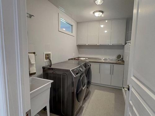 Salle de lavage - 19 Av. Des Buses, Saint-Sauveur, QC - Indoor Photo Showing Laundry Room