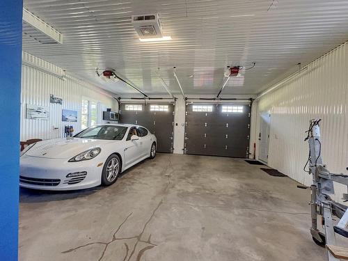 Garage - 19 Av. Des Buses, Saint-Sauveur, QC - Indoor Photo Showing Garage