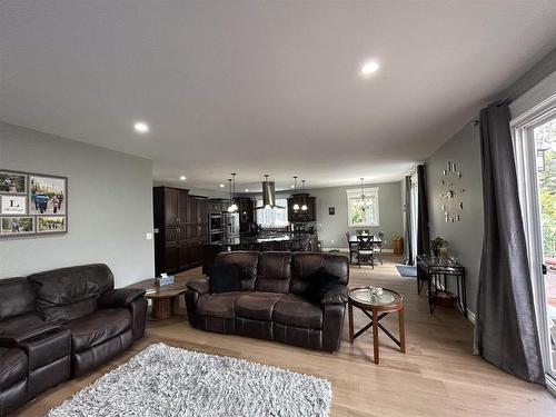 641 Second Street, Fort Frances, ON - Indoor Photo Showing Living Room