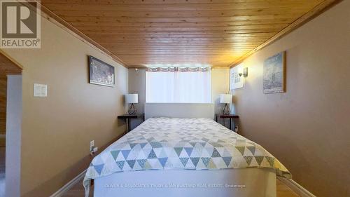 21 Huron Street, Lambton Shores (Grand Bend), ON - Indoor Photo Showing Bedroom