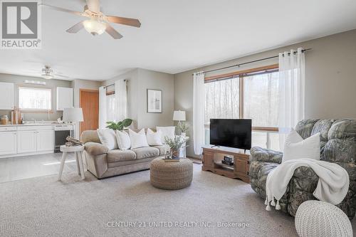 29 Clear Lake Court, Marmora And Lake, ON - Indoor Photo Showing Living Room