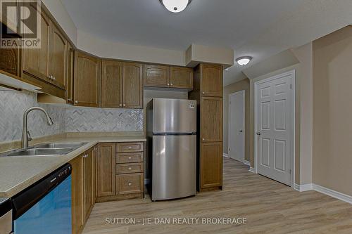 50 - 1059 Whetherfield Street, London, ON - Indoor Photo Showing Kitchen With Double Sink