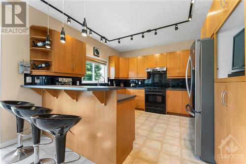 2 Knotwood Court, Ottawa, ON - Indoor Photo Showing Kitchen