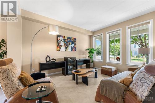 2 Knotwood Court, Ottawa, ON - Indoor Photo Showing Living Room