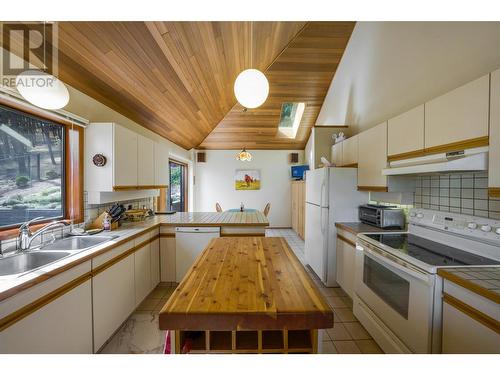 1614 Scott Crescent, West Kelowna, BC - Indoor Photo Showing Kitchen With Double Sink