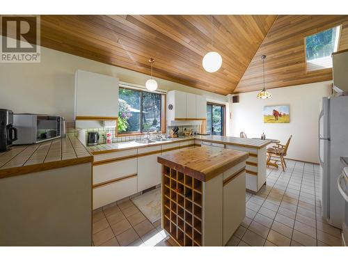 1614 Scott Crescent, West Kelowna, BC - Indoor Photo Showing Kitchen With Double Sink