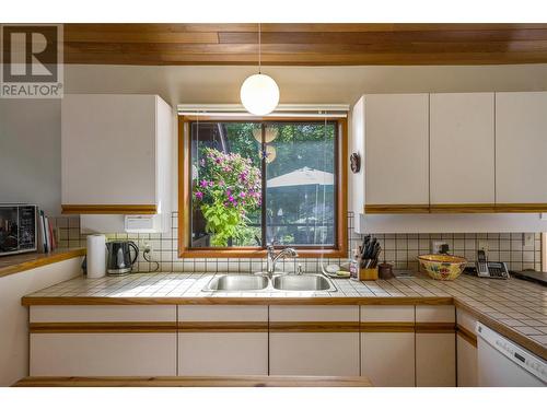 1614 Scott Crescent, West Kelowna, BC - Indoor Photo Showing Kitchen With Double Sink