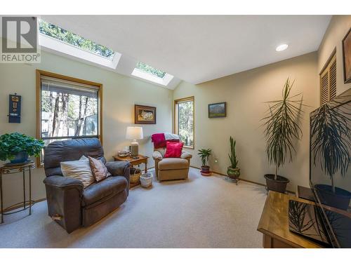 1614 Scott Crescent, West Kelowna, BC - Indoor Photo Showing Living Room