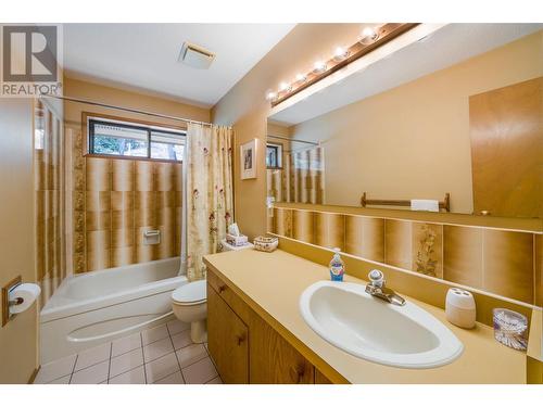 1614 Scott Crescent, West Kelowna, BC - Indoor Photo Showing Bathroom