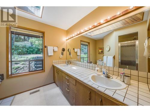 1614 Scott Crescent, West Kelowna, BC - Indoor Photo Showing Bathroom