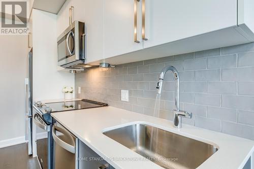 2005 - 3220 William Coltson Avenue, Oakville, ON - Indoor Photo Showing Kitchen