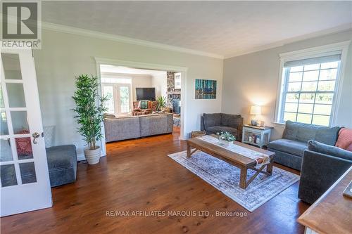 18665 County Road 19 Road, South Glengarry, ON - Indoor Photo Showing Living Room