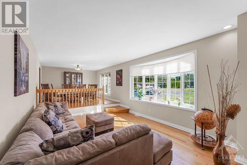 400 Limoges Road, Limoges, ON - Indoor Photo Showing Living Room