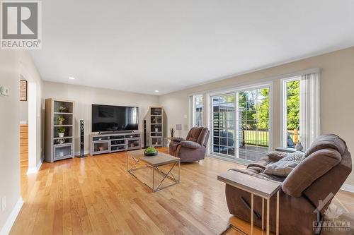 400 Limoges Road, Limoges, ON - Indoor Photo Showing Living Room