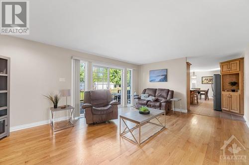 400 Limoges Road, Limoges, ON - Indoor Photo Showing Living Room