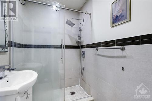 906 Cahil Drive W, Ottawa, ON - Indoor Photo Showing Bathroom