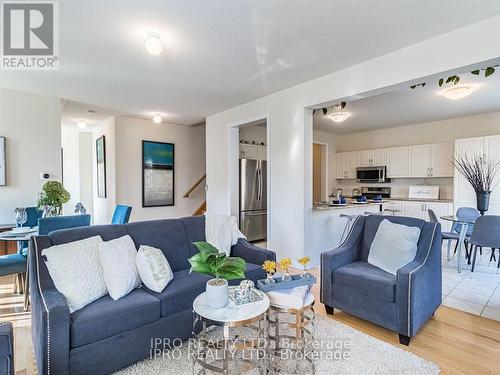 83 Pavlova Crescent, Richmond Hill, ON - Indoor Photo Showing Living Room