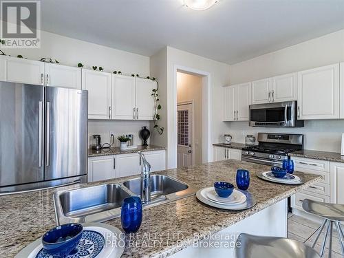 83 Pavlova Crescent, Richmond Hill, ON - Indoor Photo Showing Kitchen With Double Sink