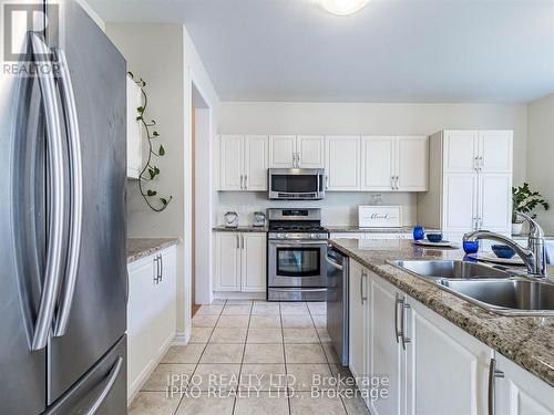 83 Pavlova Crescent, Richmond Hill, ON - Indoor Photo Showing Kitchen With Double Sink