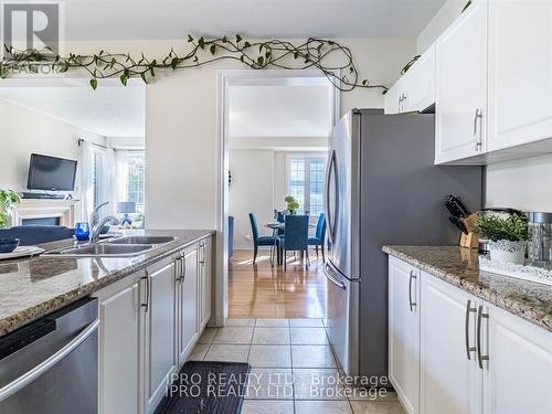 83 Pavlova Crescent, Richmond Hill, ON - Indoor Photo Showing Kitchen With Double Sink With Upgraded Kitchen